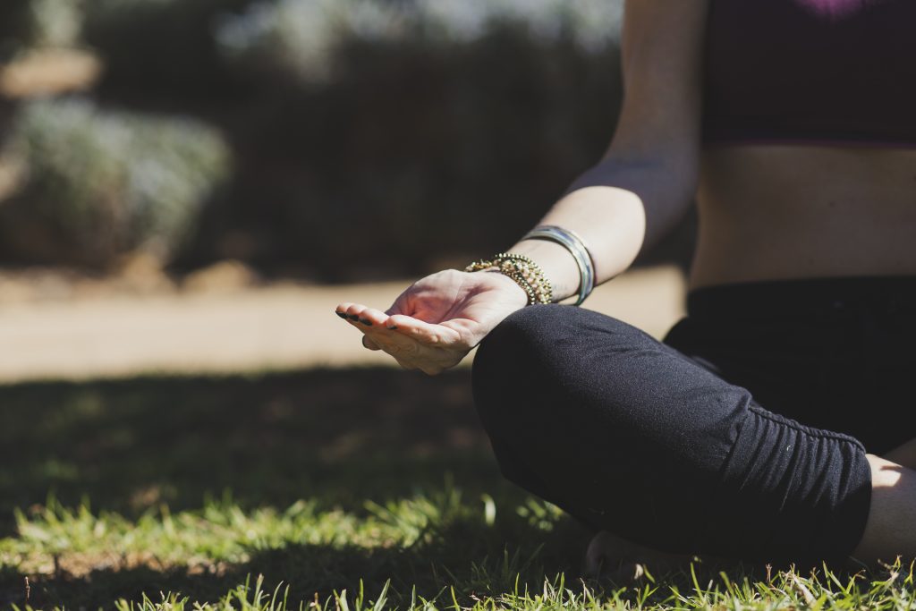 mujer de cultivo meditando en un dia soleado
